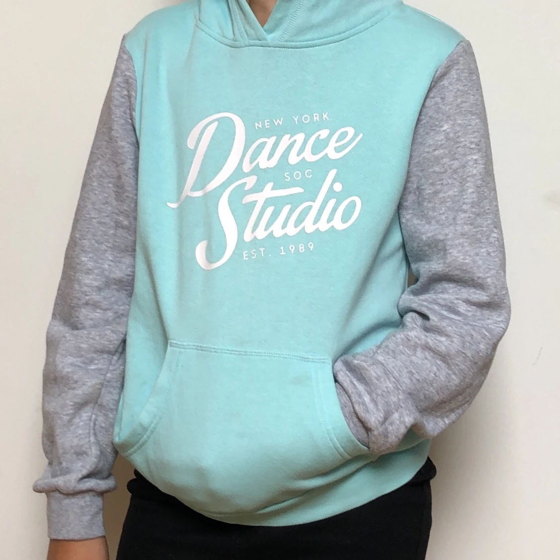 Blå och grå hoodie med en luva