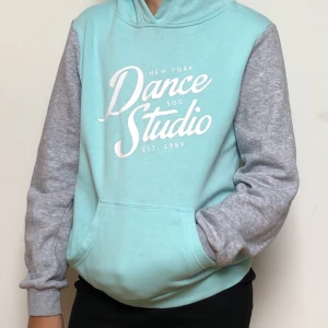 Blå och grå hoodie med en luva - Ganska tjockt material och bekväm. På framsidan finns det ett tryck och även en ficka där man kan ha båda händerna i👍🏻