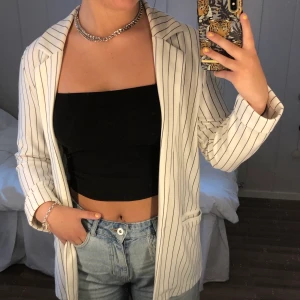 Vit Blazer Med Små Ränder - Superfin vit blazer från H&M som tyvärr inte används längre. Den har små ränder och fickor på båda sidor. Använd ett fåtal gånger men ser helt ny ut! 