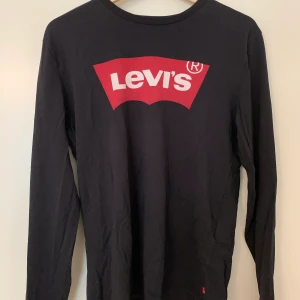Levi’s långärmadtröja - Levi’s långärmadtröja i storlek S. Använd fåtal gånger så skicket är som nytt. 