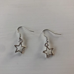 Örhänge - Säljer egengjorda örhängen. 10% av vinsten går till en organisation för att hjälpa sköldpaddor. Frakten är inkluderad i priset. Följ mig på instagram, zea.detailz. Örhängen kostar 60kr och armband 80kr. Meddela vid specialbeställningar.