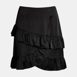 Svart volangkjol från Bikbok - Svart volangkjol från Bikbok. Aldrig använd. Samma modell som på första bilden men med ”prickar” på. Strl 36. Slutsåld men nypris är 399kr.