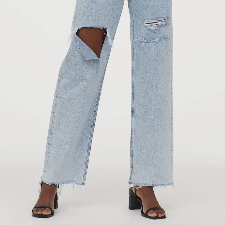 Intressekoll på dessa svin snygga slutsålda jeans från HM!! Använda en gång! Lägg ett bud om du är intresserad💖 hösta bud 410‼️‼️. Jeans & Byxor.