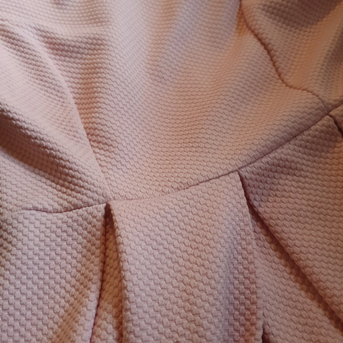 Rosa klänning med svarta detaljer - 91