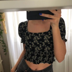 Topp - Blommig topp från Gina Tricot, i storlek S. Köparen står för frakt💗