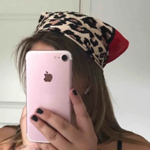  - Scarf med leopard mönster i satin 