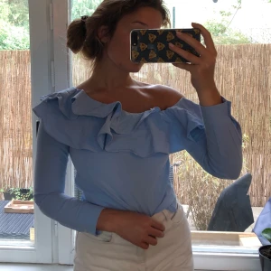 Volangtopp - Från HM concious storlek 34. Fläck på understa volangen som troligtvis går bort i tvätten men det är inget som syns då den göms av övre volangen. Frakt tillkommer 45 kr