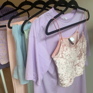 Sötsammets topp från hm! - Säljer nu denna då den aldrig kommer till användning! Fint skick! Frakt tillkommer 59 kr!