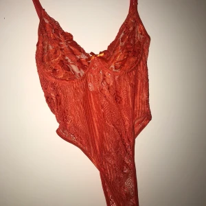 Spetsbody - Spetsbody i jättefin orange färg, oanvänd.