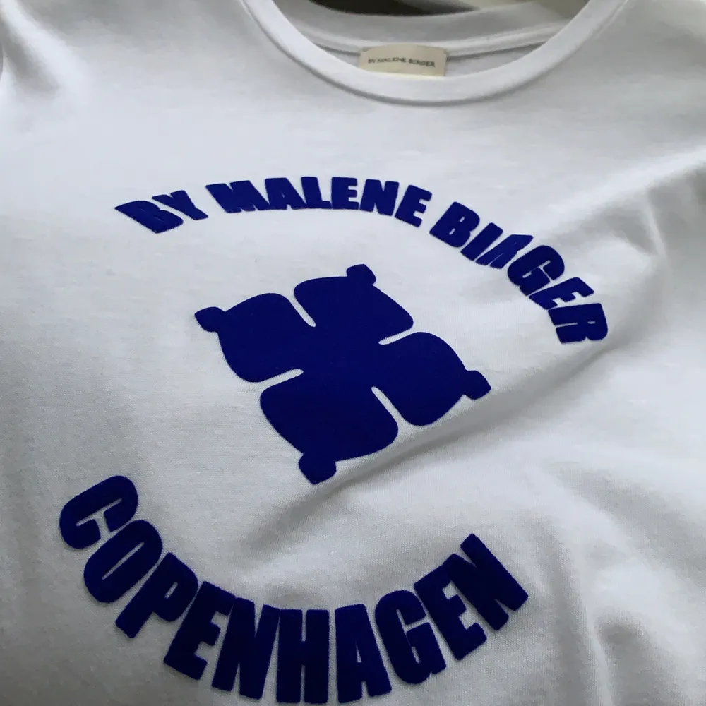 Vit Malene Birger t-shirt med blått samets tryck. Inget av trycket är avskavt. Aldrig använt. Den är också oversized. Hör gärna av dig vid intresse, pris kan diskuteras!. T-shirts.