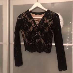 Spets set - Jätte fin spet set, aldrig använda!  Toppen är i storlek M ( passar S då den är liten i storleken) o h kjolen i storlek S