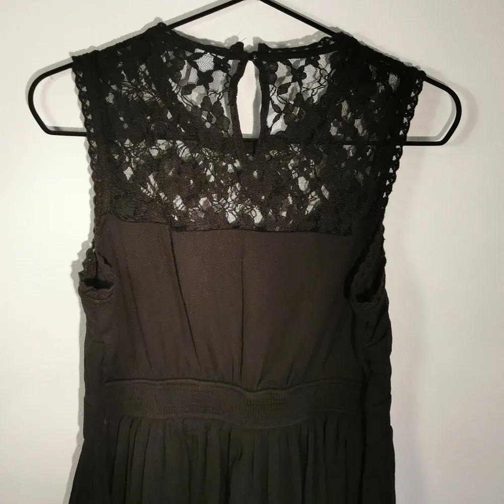 Snygg svart klänning från VERO MODA. Strl L. Klänningar.