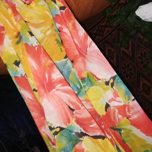 Kjol - 🦋 Blommig, genomskinlig kjol köpt Second hand. Skickar fler bilder vid förfrågan. Frakt 40:- 🦋