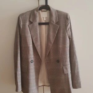 Kavaj ifrån H&m strl 32  - Kavaj i från h&m strl 32 (lite oversize) aldrig använd