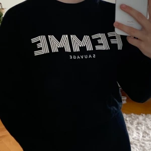 Tröja i storlek XXS - Ett tröja ifrån Gina Tricot. Storleken är ungefär som en XS skulle jag säga. Nypriset var 249 kr har jag för mig, och säljer nu för 80 kr. Kan mötas upp eller skicka.