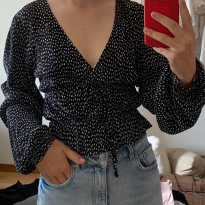 Blus - Säljer denna blusen från zara då den inte kommit till användning någon gång. 