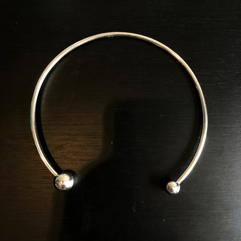 Använt en gång, super fin till off shoulder klänning eller djup-ringade plagg. Pris kan diskuteras vid snabb affär! Nypris: 2600kr Kommer med dustbag. . Asusteet.
