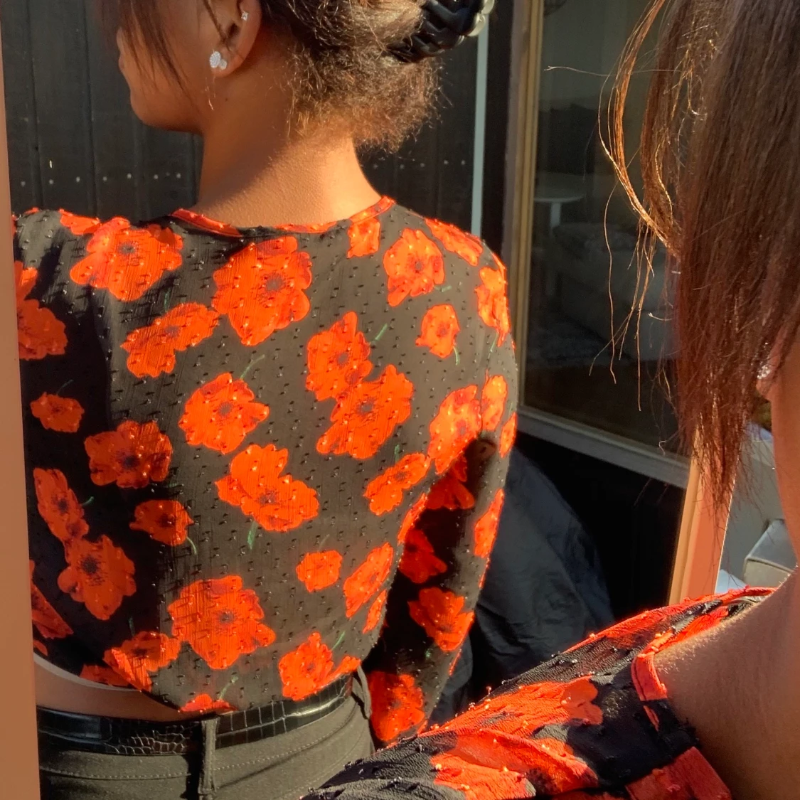 Blommig kort blus  - 90