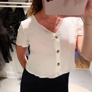 Vit topp - Superfin vit topp från HM! Aldrig använd! Passar S-M!🤗