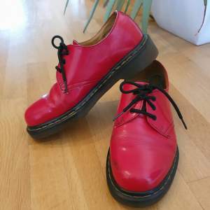 Säljer Dr. Martens skor, röd färg storlek EU 38. Använt ca. 15 gånger. Finns lite skador på båda skorna, se bilder.