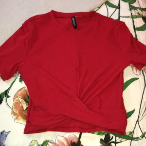 Gullig crop top - Användning: Aldrig använd Frakt tillkommer men kan diskuteras vid köp av andra plagg/ produkter ✨ Priser går också att diskuteras 