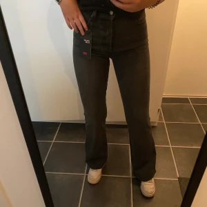 Levi’s Ribcage Flare strl 25 - Bootcut jeans från Levis, aldrig använda med prislappar kvar! Jag köpte dom för 1249kr, den som köper får stå för frakten! Fin passmodell på jeansen men säljer pga för små! Sitter lite tight på mig! Jag är 167 cm lång om någon undrar! 