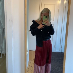 Plisserad kjol - Säljer denna plisserade kjol i ett blankt material (se bild två) från Y.A.S. Endast använd 2 gånger. Storlek XS men passar mig som har S 💕 frakt tillkommer