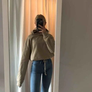  - Lite tunnare hoodie från Gina Tricot med justerbar midja. Storlek XS, aldrig använd 120kr inkl frakt 