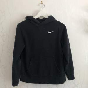 Svart hoodie från Nike i barnstorlek 158 men är som en XS. Använd fåtal gånger. Frakt på 60kr tillkommer!☺️