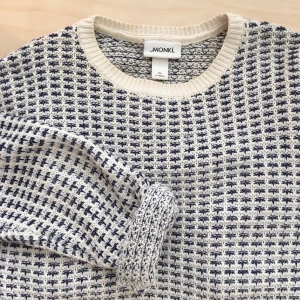 Oversize stickad tröja stl xs/s - Säljer min mysiga oversize stickade tröja från Monki då den helt enkelt inte används tillräckligt!🌼 Tröjan är i XS men den är definitivt stor i storleken och passar minst upp till M! Frakt tillkommer💓