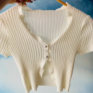 Trendig kofta - Sjukt fin kofta som tyvärr är lite liten på mig. Koftan är en storlek s. Sjukt fina knappar. Köpt här för en månad sedan på Plick. Fotar när jag postar. Priset är med frakt.