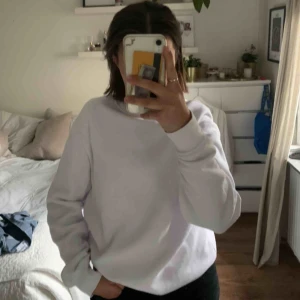  - Vit sweatshirt ifrån H&M, storlek S men passar mig som har S/M superbra. Endast använd fåtal gånger. Köparen står för frakt💕