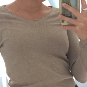 V-ringad långärmad - En fin beach långärmad tröja från Zara. Storlek M men passar mig bra som vanligtvis är storlek S.