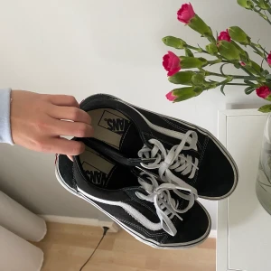 Vans sneakers - svarta vans skor i bra skick, sparsamt använda (frakt tillkommer)