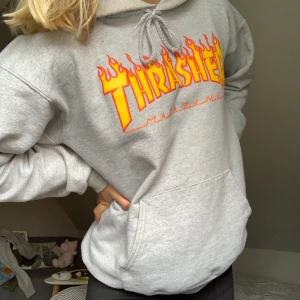 Grå trasher hoodie - Grå trasher hoodie som är ganska oversized, säljer för jag knappt fått användning för den. Supermysig annars. Priset kan diskuteras