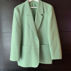 Oversized kavaj - Oversized kavaj i mint grön. Kavajen passar S om en vill ha den riktigt oversized. Annars M-L. Kavajen är trasig i innerfodret (se bild). Frakt 50kr