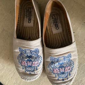 Kenzo skor använda några grg❤️Köpte för runt 1500kr och säljer nu för endast 400😱😱😱 Skit bra deal , För priset ingår frakten 