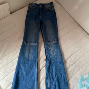 Skit snygga bootcutjeans endast använda 2 grg❤️De passar för det mesta korta personer med korta ben (är 159) Sitter jättefint på, Säljs för 200kr och frakt ingår i priset