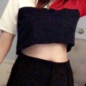 Färg blockad tröja H&M - color block tröja från H&M. Säljer då den inte riktigt är min stil. Knappt använd. Storlek medium. Frakt är gratis