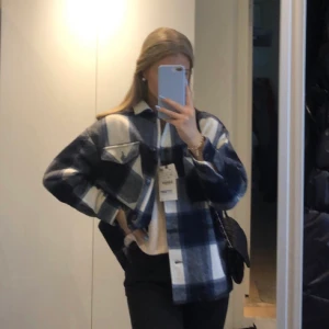 Rutig zara jacka - Rutig Zara jacka i väldigt bra skick då den är använd ett fåtal gånger. Nypris ca 500. Är helt slutsåld på hemsidan och kommer nog inte komma in igen. Köparen står för frakten💗