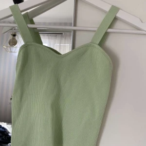 Söt croppad topp - Säljer min populära topp från Zara, slutsåld vad jag vet, färgen är inte lika ”grå” irl, buda i mkt från 50kr💞 använd max 5 gånger men tvättat 2💞