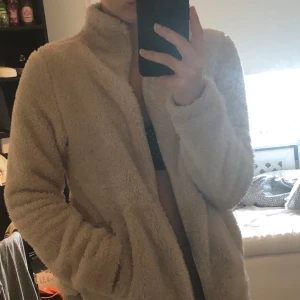 Teddytröja i storlek XS-S  - Teddytröja i storlek XS, men passar en S lika bra. I fint skick, utan luva o med två fickor. Skriv för fler bilder/frågor. Frakt tillkommer o samfraktar gärna! 