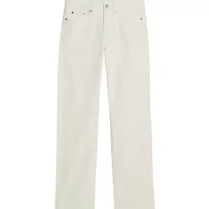 Utsvängda vita jeans, tyvärr för korta för mig så är tvungen att sälja, original pris 699kr, säljer dem för 400+frakt. Budning sker om flera är intresserade💙