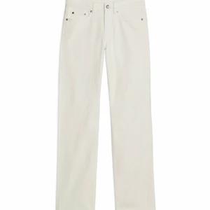 CROPPED JEANS - Utsvängda vita jeans, tyvärr för korta för mig så är tvungen att sälja, original pris 699kr, säljer dem för 400+frakt. Budning sker om flera är intresserade💙