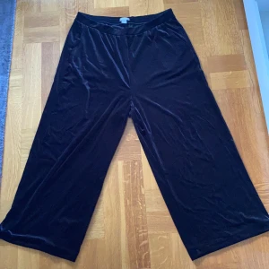 Sammetsbyxor strl. XL - Svarta sammetsbyrxor strl. XL. Pris exkl. frakt, köparen står för frakten.