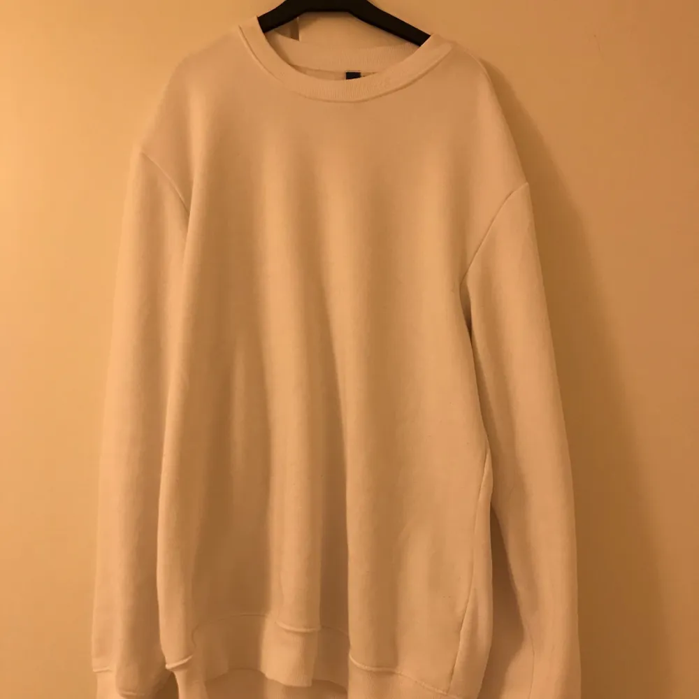 Oversize vit sweater, nästan perfekt skick, tvättats några få gånger. 110kr inklusive frakt. Tröjor & Koftor.