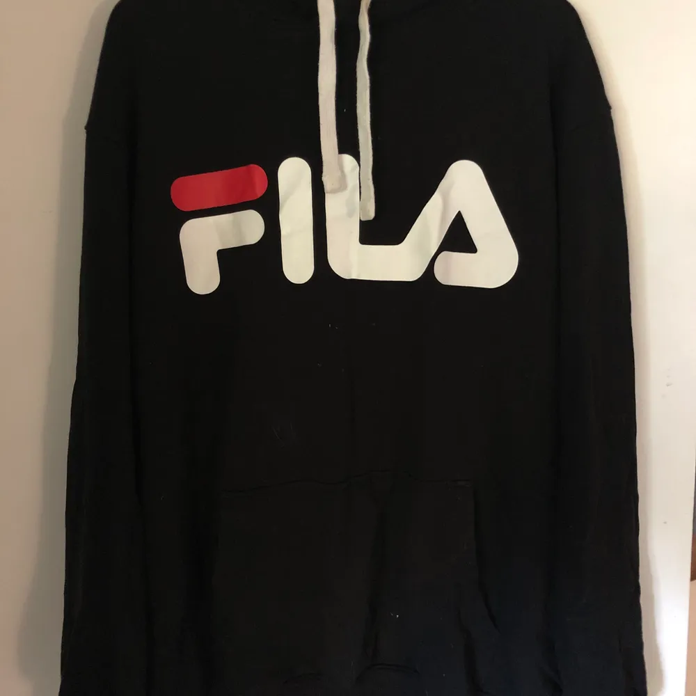 En jätteskön svart fila hoodie i lite större modell. Den är i gott skick utan fläckar samt slitningar. Den är snygg till både vardags men också att klä upp.  Kan mötas i Göteborg annars står köparen för frakten😊. Hoodies.