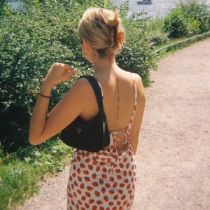 Klänning - Säljer vidare denna klänning som jag köpt här på plick. Satt inte alls bra på mig, så aldrig använd av mig