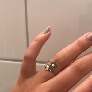 Ring  - Söt ring som går att justera. Frakt 11 kr. 