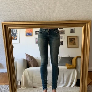 Jeans-Replay - Jeans med låg midja från replay.  I väldigt fint skick!